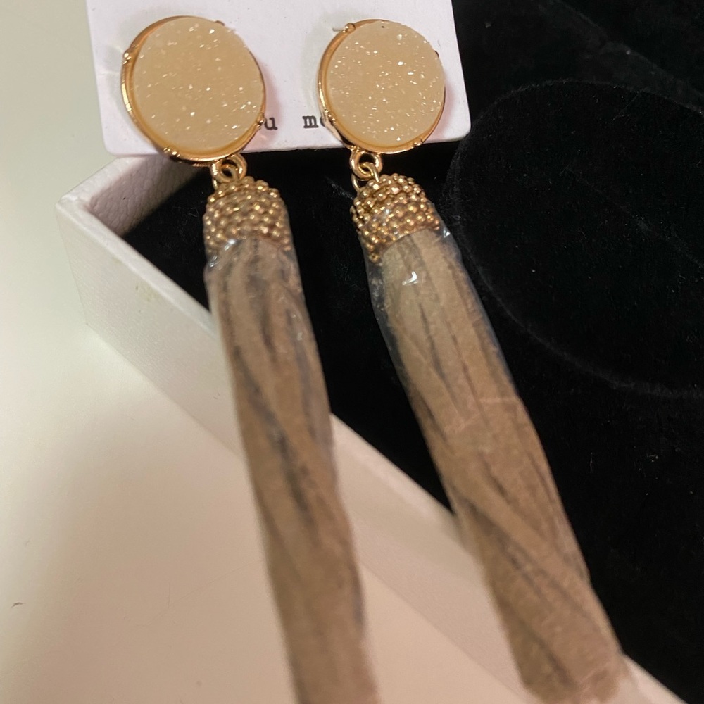 ‼️5/ $20‼️. Beige tassel dangling earrings with druzzy